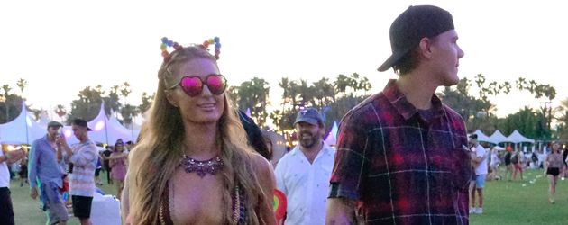 Paris Hilton und Chris Zylka auf dem "Coachella"-Festival in Indio, Kalifornien Paris Hilton und Chris Zylka auf dem "Coachella"-Festival in Indio, Kalifornien