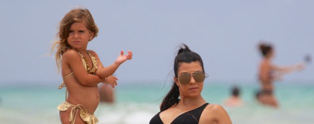 Penelope Disick und Kourtney Kardashian am Strand von Miami Penelope Disick und Kourtney Kardashian am Strand von Miami