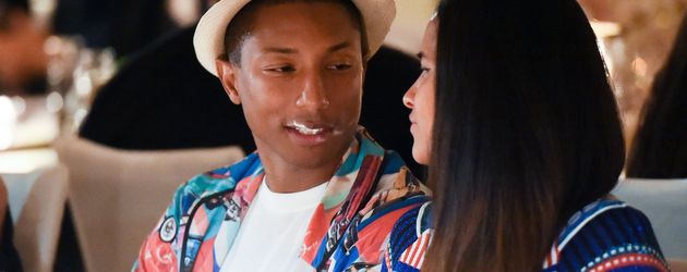 Pharrell Williams und Helen Lasichanh beim Chanel No.5 L'eau Launch in West Hollywood Pharrell Williams und Helen Lasichanh beim Chanel No.5 L'eau Launch in West Hollywood