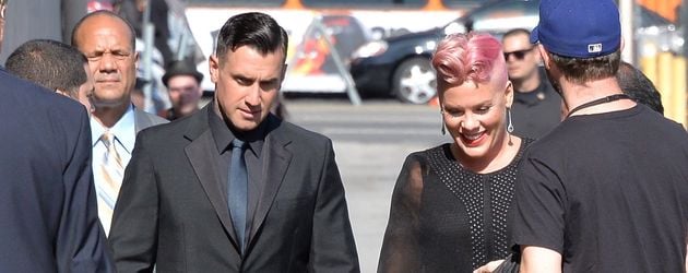 Pink mit Ehemann Carey Hart und Tochter Willow auf dem Weg zur "Jimmy Kimmel"-Show in Hollywood Pink mit Ehemann Carey Hart und Tochter Willow auf dem Weg zur "Jimmy Kimmel"-Show in Hollywood