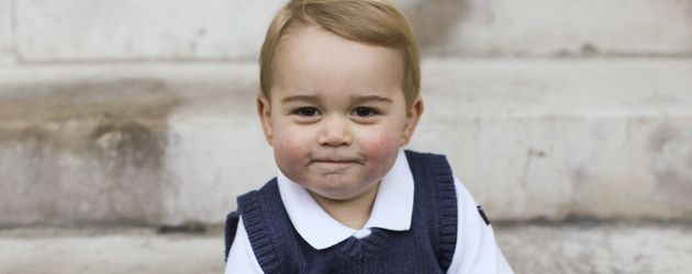 Prinz George auf der Treppe des Kensington Palasts Prinz George auf der Treppe des Kensington Palasts