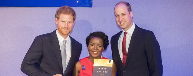 Prinz Harry und Prinz William mit einer Preisträgerin des Diana Legacy Awards Prinz Harry und Prinz William mit einer Preisträgerin des Diana Legacy Awards