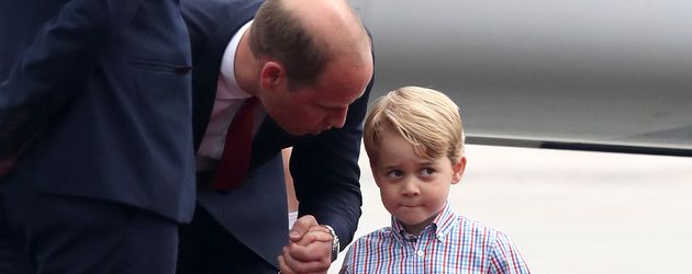 Prinz William und sein Sohn George am Flughafen in Warschau Prinz William und sein Sohn George am Flughafen in Warschau