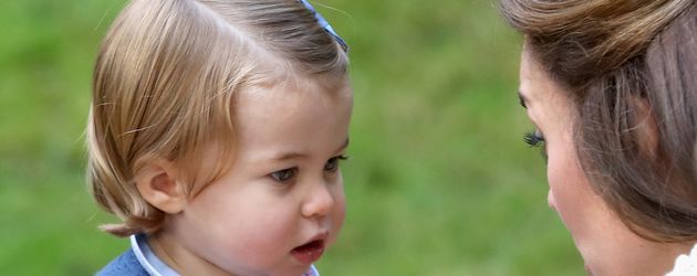 Prinzessin Charlotte und Herzogin Kate im Government House von Kanada Prinzessin Charlotte und Herzogin Kate im Government House von Kanada