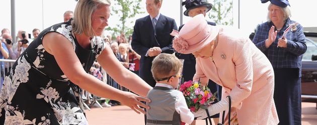 Queen Elizabeth II. besucht ein Kinderkrankenhaus in Liverpool Queen Elizabeth II. besucht ein Kinderkrankenhaus in Liverpool