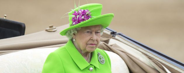 Queen Elizabeth II. sitzt in einer Kutsche bei der Trooping The Colour Parade in London Queen Elizabeth II. sitzt in einer Kutsche bei der Trooping The Colour Parade in London