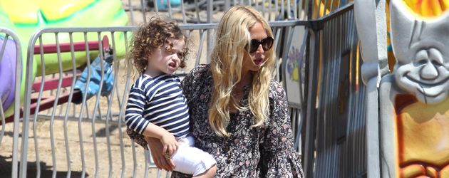 Rachel Zoe mit ihrem Sohn Kaius auf einem Rummelplatz in Malibu Rachel Zoe mit ihrem Sohn Kaius auf einem Rummelplatz in Malibu