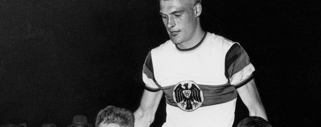 Radsportler Rudi Altig wird nach einem WM-Sieg im Jahr 1959 von seinen Kollegen gefeiert Radsportler Rudi Altig wird nach einem WM-Sieg im Jahr 1959 von seinen Kollegen gefeiert