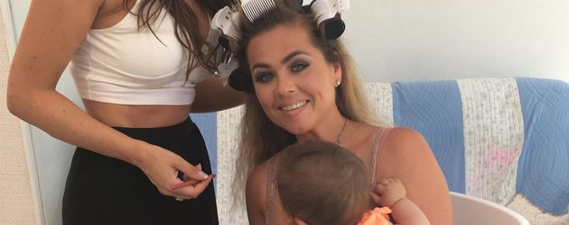 Rebecca Kratz lässt sich von Heidi von Heijack stylen und hält ihre Tochter auf dem Arm Rebecca Kratz lässt sich von Heidi von Heijack stylen und hält ihre Tochter auf dem Arm