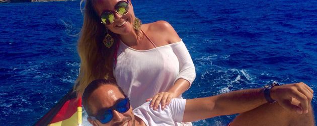 Rebecca Kratz und ihr Verlobter Julio auf einem Boot Rebecca Kratz und ihr Verlobter Julio auf einem Boot