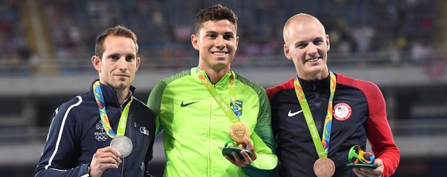 Renaud Lavillenie, Thiago Braz Da Silva und Sam Kendricks bei der Siegerehrung Renaud Lavillenie, Thiago Braz Da Silva und Sam Kendricks bei der Siegerehrung