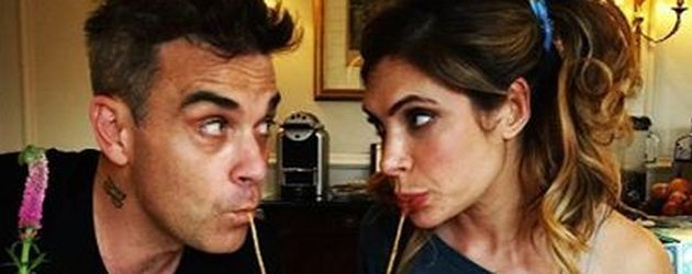 Robbie Williams und Ayda Field imitieren eine Szene aus "Susi und Strolch" Robbie Williams und Ayda Field imitieren eine Szene aus "Susi und Strolch"