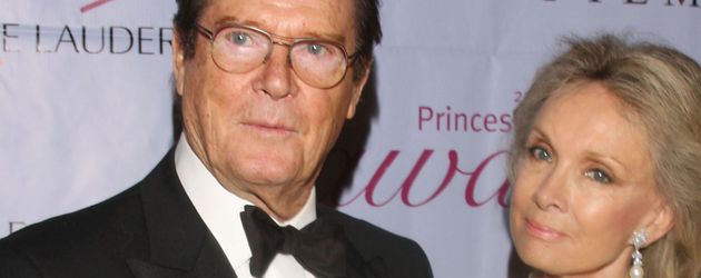 Roger Moore mit seiner Frau Kristina Tholstrup bei der Princess Grace Awards Gala Roger Moore mit seiner Frau Kristina Tholstrup bei der Princess Grace Awards Gala