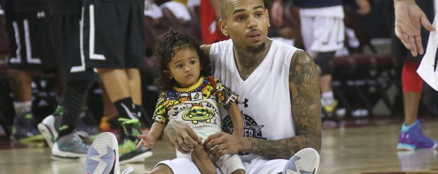 Royalty und Chris Brown bei einem Basketballspiel Royalty und Chris Brown bei einem Basketballspiel