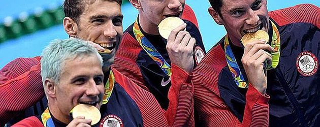 Ryan Lochte gewinnt mit Staffelteam bei Olympia Ryan Lochte gewinnt mit Staffelteam bei Olympia