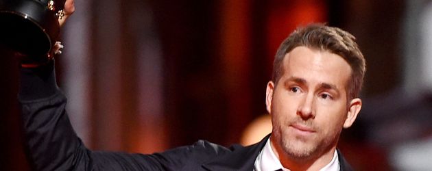 Ryan Reynolds mit dem MTV Movie Award für "Deadpool" Ryan Reynolds mit dem MTV Movie Award für "Deadpool"