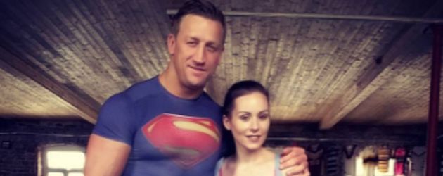 Sarah Louise Bryan mit ihrem Personal Trainer Sarah Louise Bryan mit ihrem Personal Trainer
