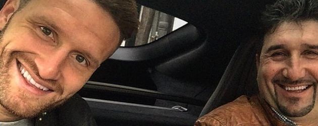 Shkodran Mustafi fährt mit seinem Vater zum Stadion vom FC Valencia Shkodran Mustafi fährt mit seinem Vater zum Stadion vom FC Valencia