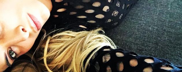 Sophia Thomalla auf dem heimischen Sofa Sophia Thomalla auf dem heimischen Sofa