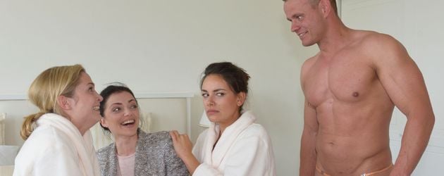 Sophie (Lea Marlen Woitack), Emily (Anne Menden) und Jasmin (Janina Uhse) Sophie (Lea Marlen Woitack), Emily (Anne Menden) und Jasmin (Janina Uhse)