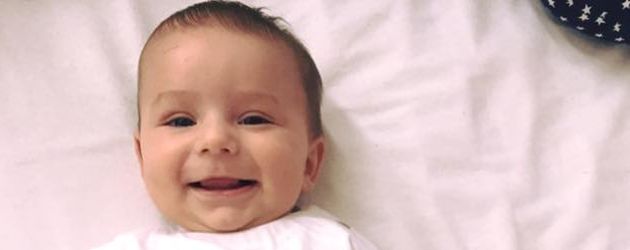 Strahlend & süß: Tanja Tischewitschs Baby Ben liegt auf dem Bett Strahlend & süß: Tanja Tischewitschs Baby Ben liegt auf dem Bett