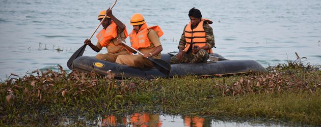 Rettungskräfte und Schauspieler Duniya Vijay im Thippagondanahalli Reservoir Rettungskräfte und Schauspieler Duniya Vijay im Thippagondanahalli Reservoir