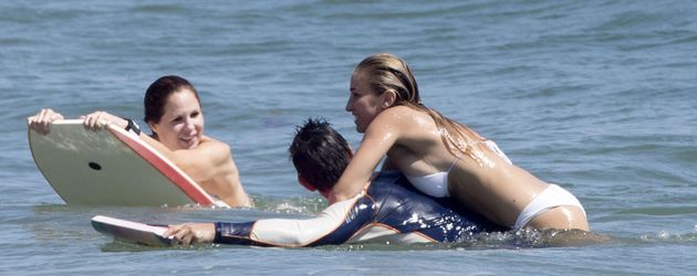Taylor Lautner mit einer unbekannten Lady im Meer in Malibu Taylor Lautner mit einer unbekannten Lady im Meer in Malibu