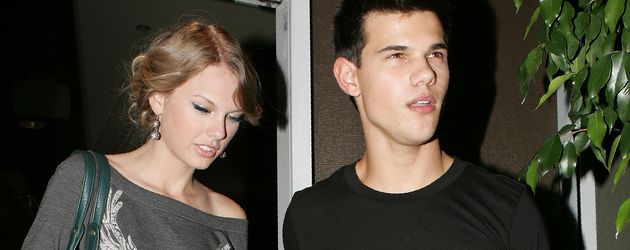 Taylor Swift und Taylor Lautner vor einem Steak House in Beverly Hills, 2009 Taylor Swift und Taylor Lautner vor einem Steak House in Beverly Hills, 2009