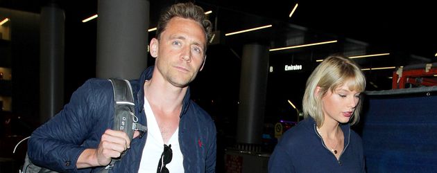Tom Hiddleston und Taylor Swift im Sommer 2016 am Flughafen in L.A. Tom Hiddleston und Taylor Swift im Sommer 2016 am Flughafen in L.A.