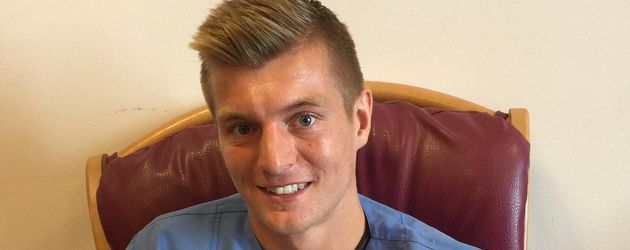 Toni Kroos mit seiner neugeborenen Tochter Amelie im Juli 2016 Toni Kroos mit seiner neugeborenen Tochter Amelie im Juli 2016
