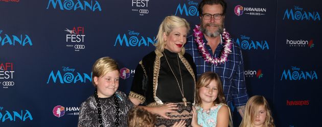 Tori Spelling mit Ehemann Dean McDermott und den gemeinsamen Kindern Tori Spelling mit Ehemann Dean McDermott und den gemeinsamen Kindern