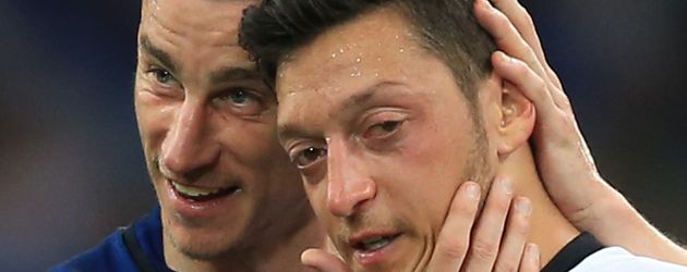 Mesut Özil und Laurent Koscielny bei der Fußball-EM in Marseille 2016 Mesut Özil und Laurent Koscielny bei der Fußball-EM in Marseille 2016