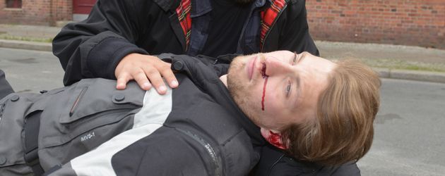 Tuner (Thomas Drechsel) mit Dominik (Raul Richter) nach dem Unfall (25.11.) Tuner (Thomas Drechsel) mit Dominik (Raul Richter) nach dem Unfall (25.11.)