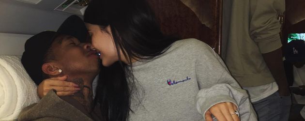 Tyga und Kylie Jenner knutschen im Flugzeug Tyga und Kylie Jenner knutschen im Flugzeug