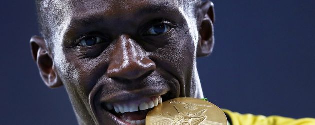 Usain Bolt mit seiner Olympia-Goldmedaille für die 4x100 Meter Männerstaffel in Rio Usain Bolt mit seiner Olympia-Goldmedaille für die 4x100 Meter Männerstaffel in Rio