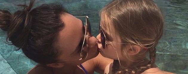 Victoria Beckham und Tochter Harper Seven Beckham im Pool Victoria Beckham und Tochter Harper Seven Beckham im Pool