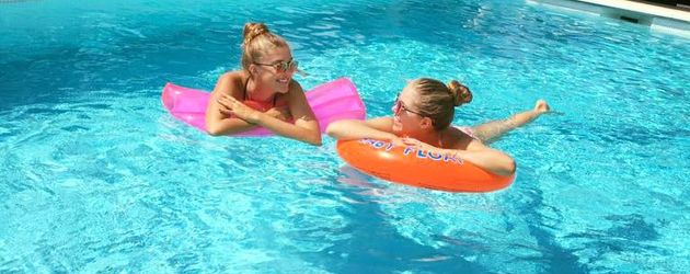 Victoria Swarovski mit ihrer Schwester im Urlaub Victoria Swarovski mit ihrer Schwester im Urlaub