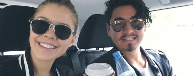 Victoria Swarovski und Erich Klann stärken sich im Auto Victoria Swarovski und Erich Klann stärken sich im Auto