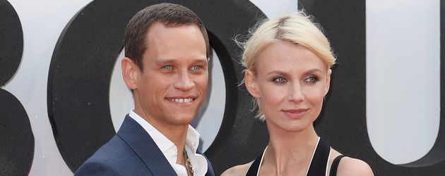 Vinzenz Kiefer und seine Ehefrau Masha Tokareva bei der Premiere von "Jason Bourne" in London Vinzenz Kiefer und seine Ehefrau Masha Tokareva bei der Premiere von "Jason Bourne" in London