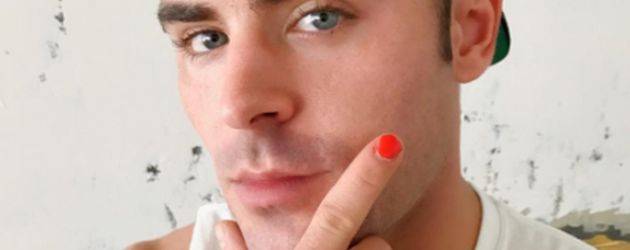 Zac Efron mit lackiertem Fingernagel Zac Efron mit lackiertem Fingernagel